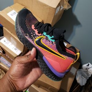 Woman's nikes size 7